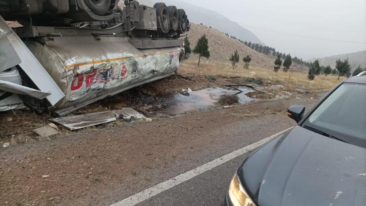 Batman'da devrilen tankerin şoförü yaralandı, dökülen ham petrol etrafa saçıldı