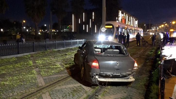 Samsun'da kaza yapan araçlardan biri yine tramvay yoluna girdi; 1 yaralı