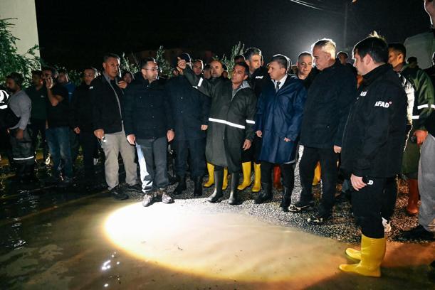 Antalya'da sağanak; göle dönen yollarda mahsur kaldılar (4)