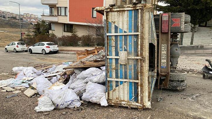 Yokuşta kayan kamyonet, park halindeki 11 araca çarptı; 1 yaralı