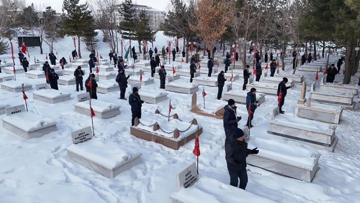 'Milli Bilinç Kampı'na' katılan 130 izciden Karskapı Şehitliği'ne ziyaret