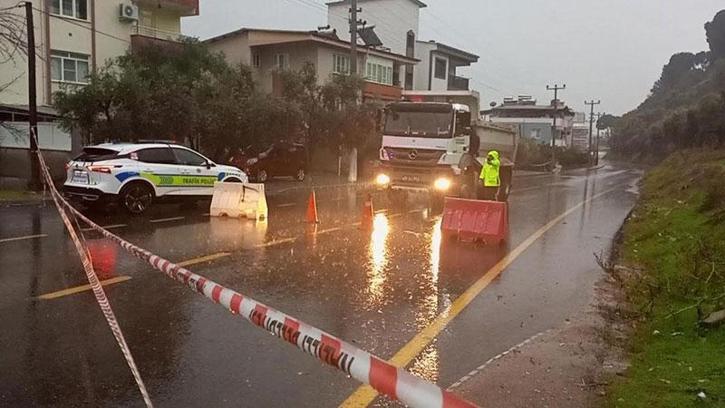 Nazilli’de sağanak; cadde ve sokaklar suyla doldu, heyelan riski olan mahallede inceleme yapıldı