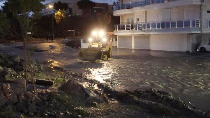 Antalya’da şiddetli yağış su baskınlarına neden oldu