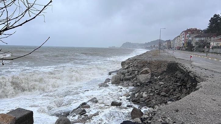 Fırtına nedeniyle Karadeniz'de oluşan dalgalar, İnebolu Sahili'ne hasar verdi