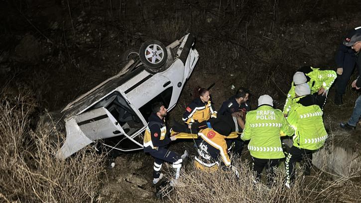 Takla atan otomobildeki 2 kişi yaralandı