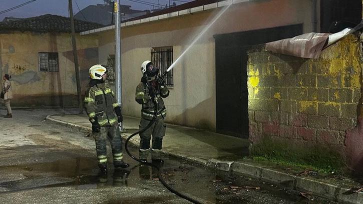 İzmir'de ikinci yangın faciasından dönüldü; ev yangınında mahsur kalan 6 çocuğu mahalleli kurtardı