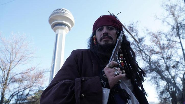 'Jack Sparrow' kostümüyle Ankara sokaklarında gezdi