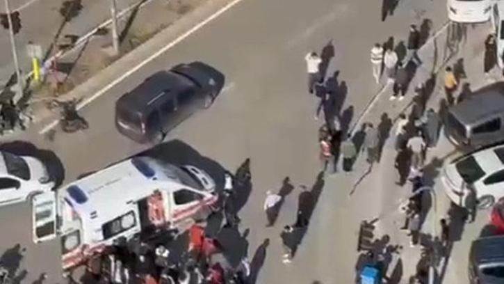 Adana'da motosikletle çarpışan otomobil, park halindeki araca ve yayalara çarptı: 1 ölü, 3 yaralı