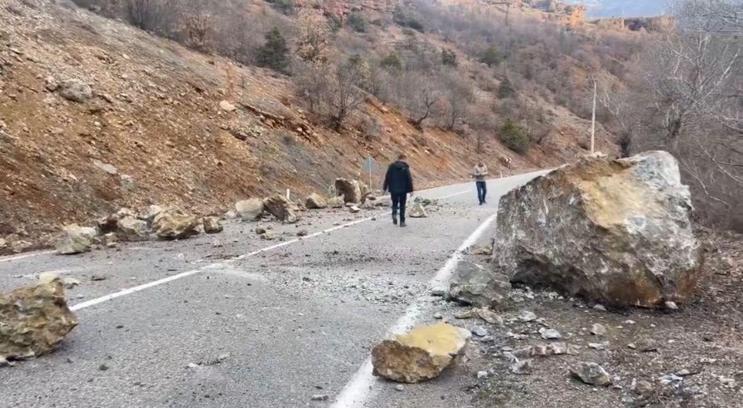 Yamaçtan kopan kaya parçaları yola düştü