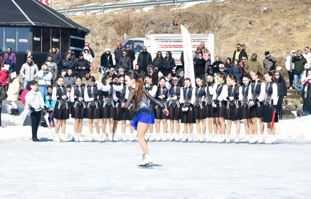 Çıldır Gölü'nde 'Kadınlar Günü'ne özel buz pateni gösterisi