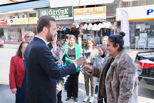 Ceyhan Belediye Başkanı Aydar, kadın esnafa karanfil dağıttı