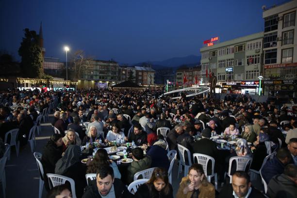 Bursa Büyükşehir Belediyesi’nden Kestel'de 3 bin kişilik iftar sofrası
