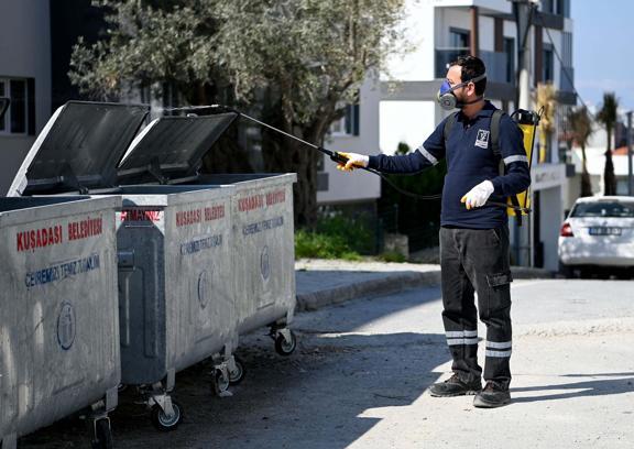 Kuşadası'nda sinek ve haşerelere karşı düzenli ilaçlama