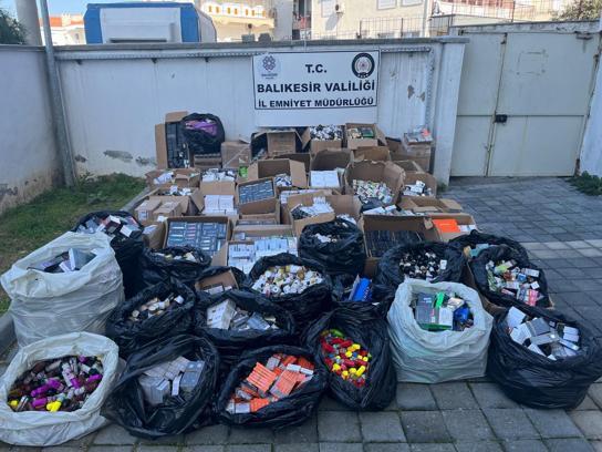 Balıkesir'de kaçak tütün ve cinsel uyarıcı ürün ele geçirildi