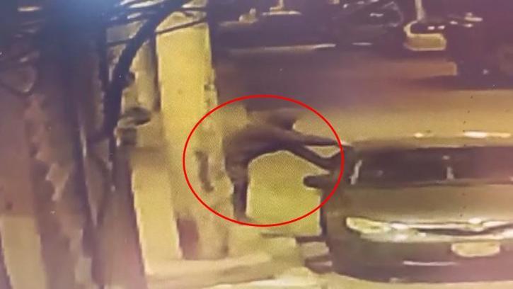 Park halindeki otomobilin camını kırdılar; o anlar kamerada