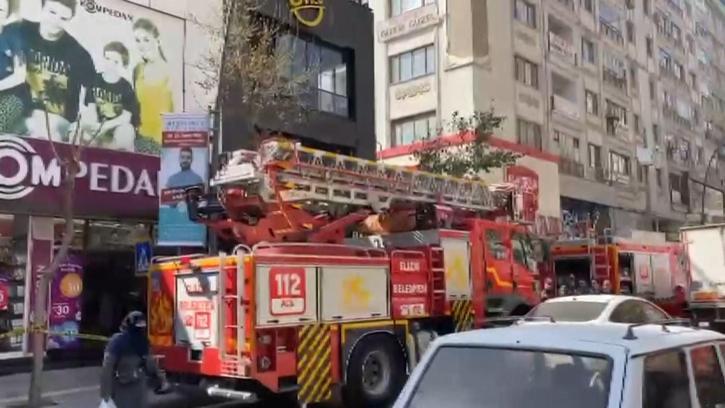Dönercide çıkan yangında 2 çalışan dumandan etkilendi