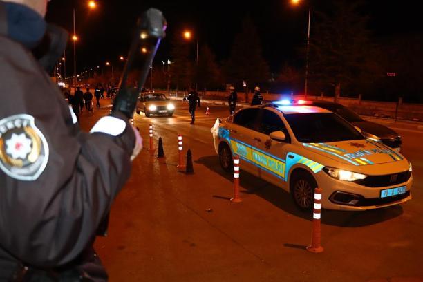 Karaman'da polis, 10 bin 620 adet kaçak cinsel içerikli hap ele geçirdi