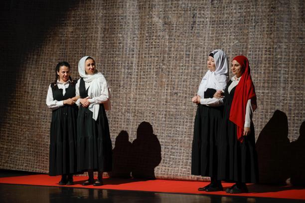 Yenişehir Belediyesi ‘Akif' oyununu öğrencilerle buluşturdu
