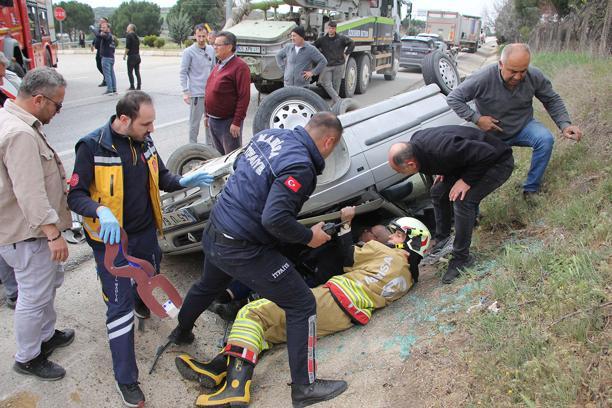 Kamyona çarpmamak için sürücüsünün manevra yaptığı otomobil takla attı: 2 yaralı