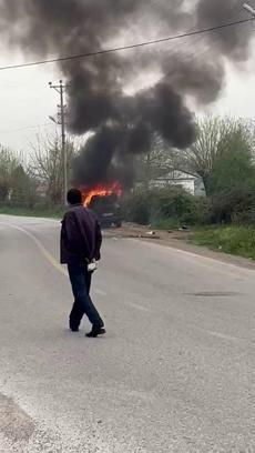 Alev alan otomobil kullanılamaz hale geldi