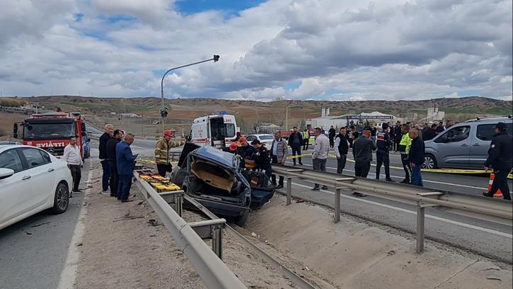 Kırıkkale'de 2 otomobil çarpıştı; 1 ölü, 6 yaralı