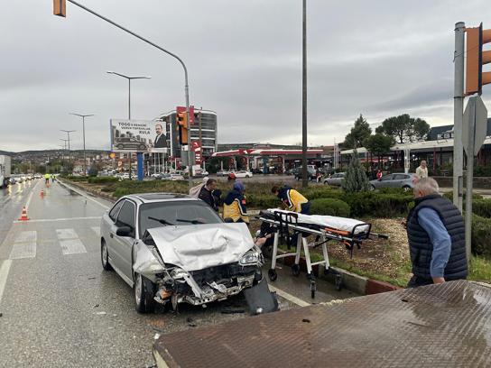 Manisa'da yağmurun kayganlaştırdığı yolda kaza: 3 yaralı