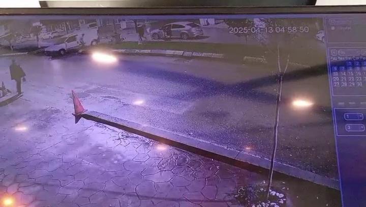 Hafif ticari araca çarpan motosikletin sürücüsü yaralandı; kaza kamerada