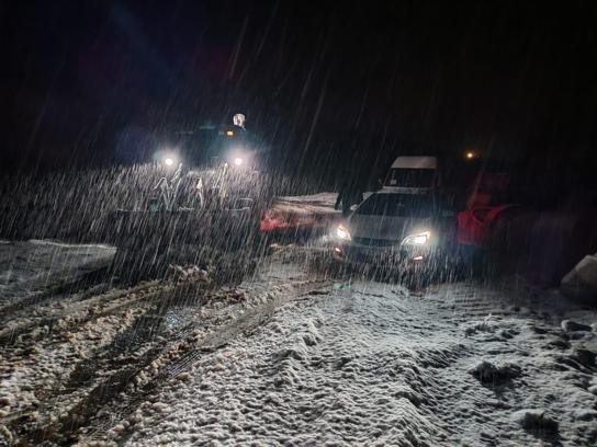 Elazığ’da, karda mahsur kalan araçlar kurtarıldı