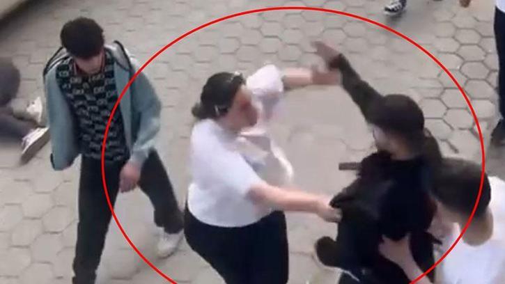 Sokakta darbedilen kişiyi gören genç kızın saldırganlara tepkisi kamerada
