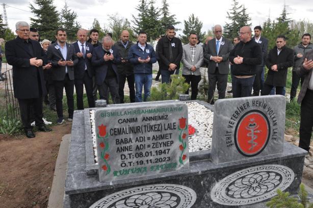 Bıçaklı kavgada öldürülen veteriner hekim, mezarı başında anıldı