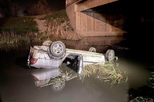Sulama kanalına düşen otomobilde 4 yaralı