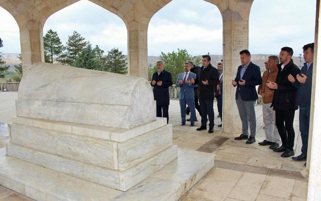 Eskişehir’deki Yunus Emre türbesine 70 alıç fidanı dikildi