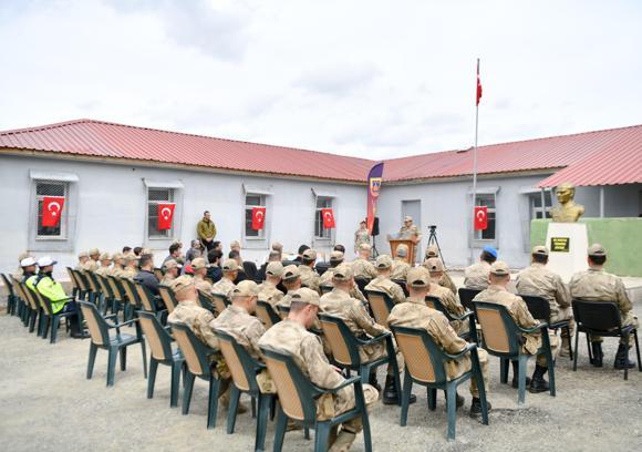 Tunceli'de 15 yıl önce PKK'lılarla çıkan çatışmada şehit olan 5 asker için anma töreni