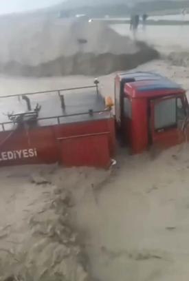 Ankara'da sağanak; itfaiye aracı sele kapıldı