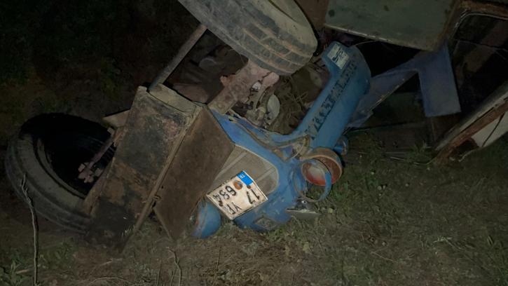 Devrilen traktörün altında kalan sürücü öldü