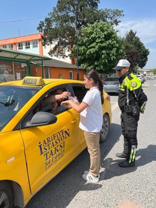 Minik öğrencilerden sürücülere kurabiyeli teşekkür