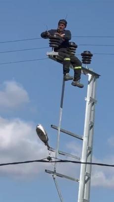 Önlem almadan çıktığı elektrik direğinde tel değiştirdi