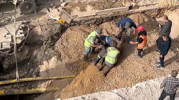Toprak altında kalan işçinin arkadaşları tarafından kurtarılması kamerada