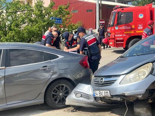 Sakarya'da iki otomobil çarpıştı: 4 yaralı