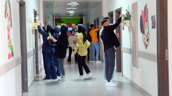Bingöl’de üniversite öğrencileri, hastane duvarlarını çocuklar için boyadı