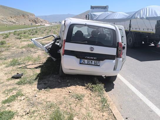 Van'da hafif ticari araçlar çarpıştı: 4 ölü, 2 yaralı