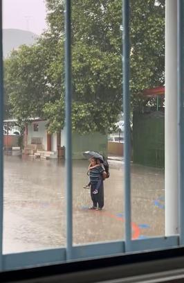 Sağanak altında torunu ile İstiklal Marşı'nı dinlediler
