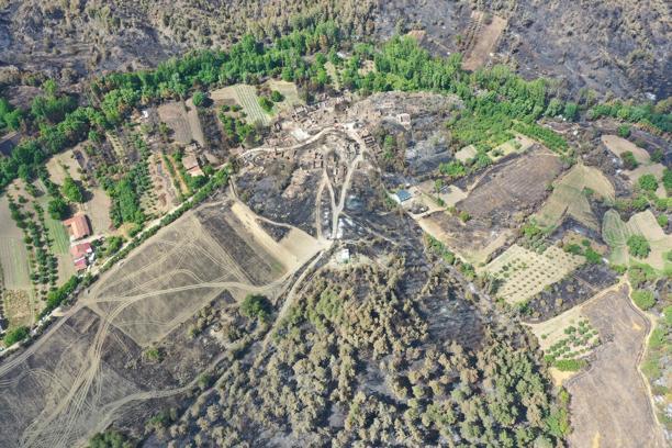 Bilecik’teki yangında alevler tarihi köyü küle çevirdi: Uçan bir kuşun yanarak düştüğünü gördüm