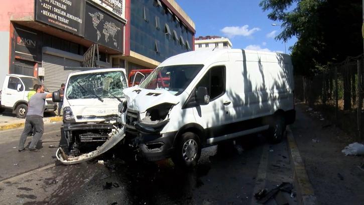 İstanbul-Sultanbeyli'de kamyonet ile hafif ticari araç çarpıştı: 2 yaralı