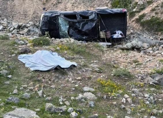 Kamyonet şarampole devrildi: 1 ölü, 5 yaralı