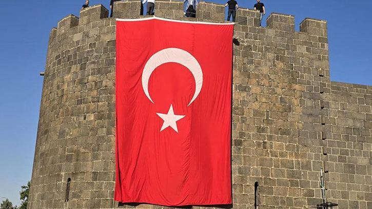 Diyarbakır surlarına Türk bayrakları asıldı