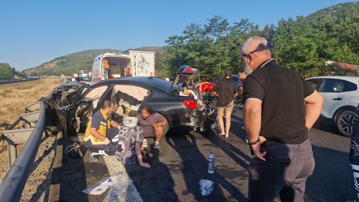 Otomobil önce kamyona ardından da bariyere çarptı: 5 yaralı