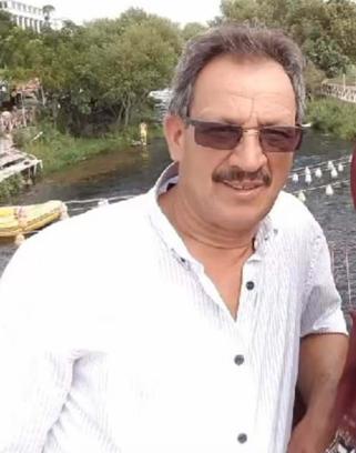 Kamyonundan düşen tomrukların altında kalıp öldü