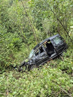 Hafif ticari araç şarampole yuvarlandı; 1 ölü 2 yaralı