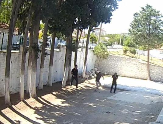 Belediye başkanı, zabıta memurlarını sopayla darbetti; o anlar kamerada